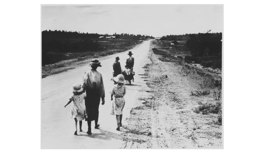 A-photograph-of-a-homeless-family-of-tenant-farmers-in-1936