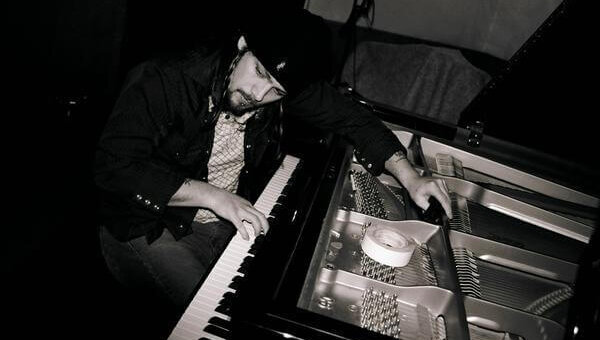 Дакс-Джонсън-и-четвъртият-педал Кристофър “Дакс” Джонсън